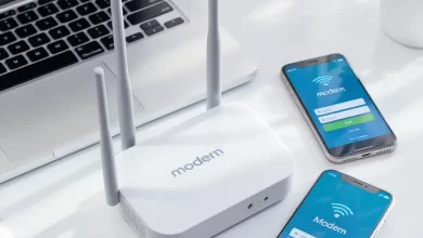 تنظیمات مودم برای ورود به آن در تصویر موبایل و مودم مشاهده میشود