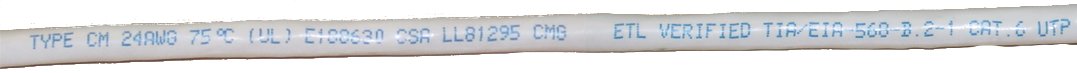 یک کابل کت 6 به رنگ سفید، که در روی روکش خود نوشته ای به حروف انگلیسی دارد و اطلاعات کلی از کابل را بیان می کند