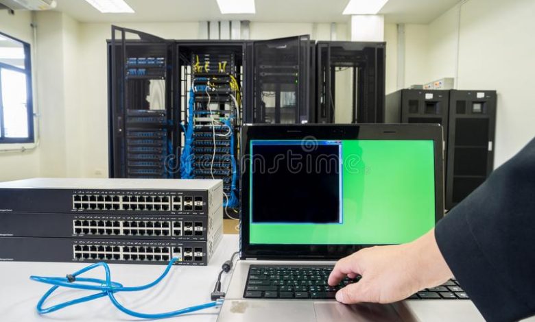 نمایی از یک اتاق سرور دارای چند رک کامپیوتر و سوئیچ ها با هم شبکه و انتقال داده دارند