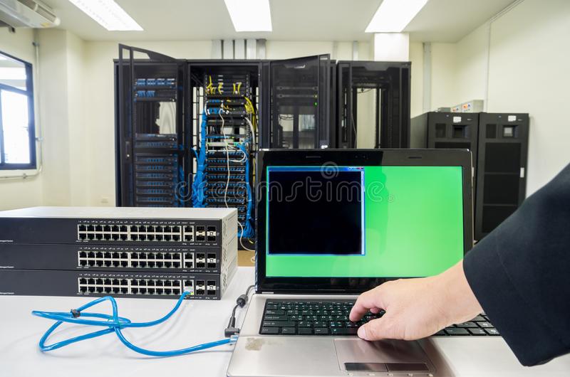 نمایی از یک اتاق سرور دارای چند رک کامپیوتر و سوئیچ ها با هم شبکه و انتقال داده دارند