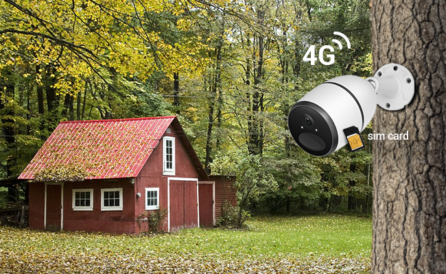 از انواع دوربین های مداربسته می توان به دوربین های سیم کارت خور اشاره کرد. این تصویر نشان دهنده یک فضای مسکونی که با استفاده از سیم کارت 4G برای ضبط تصاویر خارجی جهت نظارت و امنیت استفاده می شود.