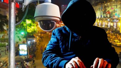 شکل هکری که در حال هک دوربین مداربسته رانشان می دهد.