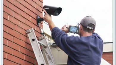 یک متخصص یا کاربر در حال نصب و تنظیمات ضبط تصاویر توسط دوربین مداربسته است