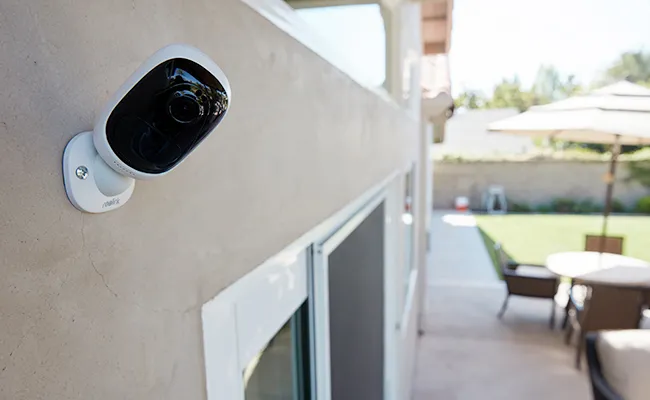 دوربین مداربسته منزل باید به گونه ای نصب شود که اولا با زاویه مناسب قرار گیرد که فقط سر سارق نباشد و روی دیوار همسایه نصب نشود. ثانیا در ارتفاع 3 متری باشد.