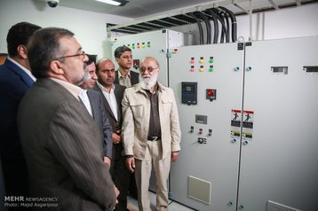 آسیا تک یک مرکز داده در تهران که توسط شهردار وقت چمران افتتاح شد.