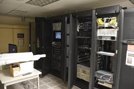 اتاق سرور از یک یا چتد رک برای ذخیره سازی اطلاعات تشکیل شده است. اتاق سرور می تواند قسمتی از یک مرکز داده باشد.
