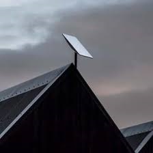 از تجهیزات اولیه بهره وری از اینترنت ماهواره ای استارلینک دیش های دایره ای و مستطیلی شکل است. در تصویر دیش مستطیلی بر روی پشت بام خانه ای نصب شده است. 