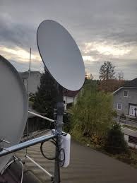 برای دریافت سیگنال های اینترنت از طریق دیش های دایره ای شکل که در فضای باز قرار می گیرند می توان به اینترنت ماهواره ای دست یافت.