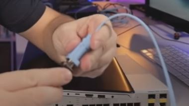 در ابتدا USB Console Port را به لب تاب وصل کنید.