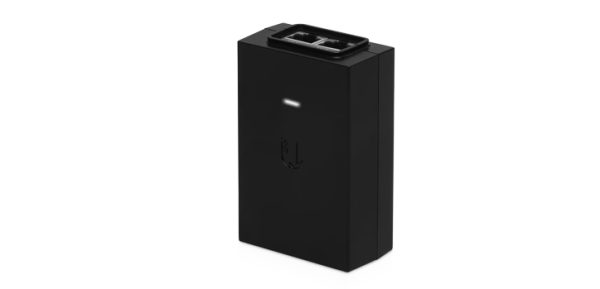آداپتور POE-50-60W یوبیکیوتی در تصویر یک دستگاه کوچک جعبه‌ای با دو درگاه است.