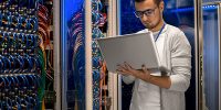network-specialist-server-room متخصص پشتیبان شبکه در حال انجام وظایف