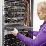 متخصص شبکه در حال تعمیر شبکه