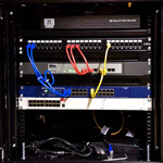 نصب تجهیزات درون رک هنگام اجرای پروژه های پسیو شبکه