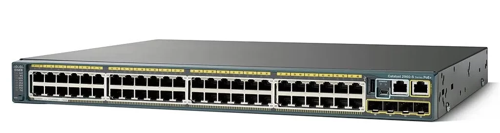 تصویر کلی از سوئیچ کاتالیست 2960S-48FPS-L سیسکو به نمایش در آمده‌است. درگاه 48 پورتی و سایر درگاه ها نیز در تصویر مشخص است.