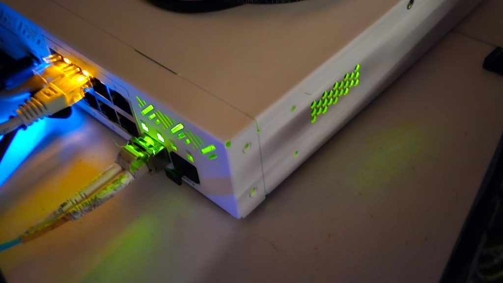 تصویر روتر سوئیچ CRS310-8G+2S+IN میکروتیک فعال را نشان می‌دهد.