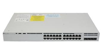 پنل سوئیچ Cisco Catalyst C9200-24P-4X-E سیسکو از جلو نمایش داده شده است. سوئیچی بسیار جمع وجور است.